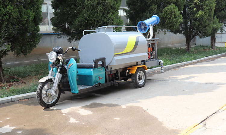 電動(dòng)三輪灑水車應(yīng)對(duì)道路灑水及降塵、綠化澆水、應(yīng)急消防好幫手
