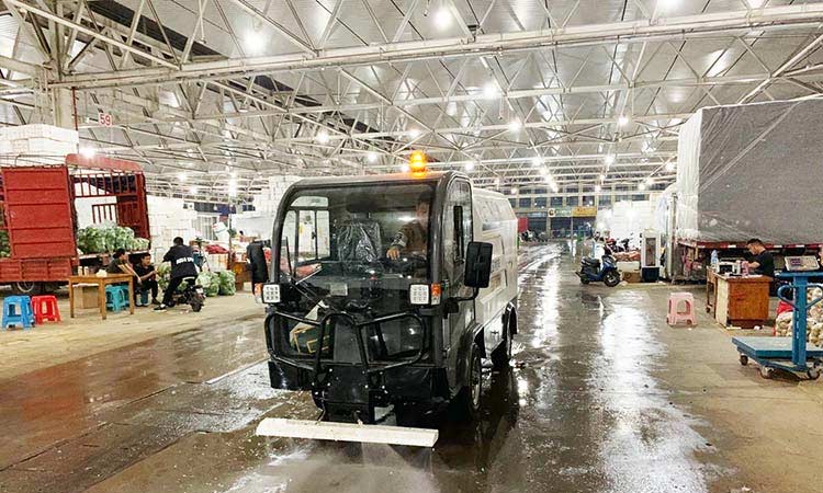 浙江環衛公司購置四輪高壓沖洗車用于蔬菜批發市場道路沖洗