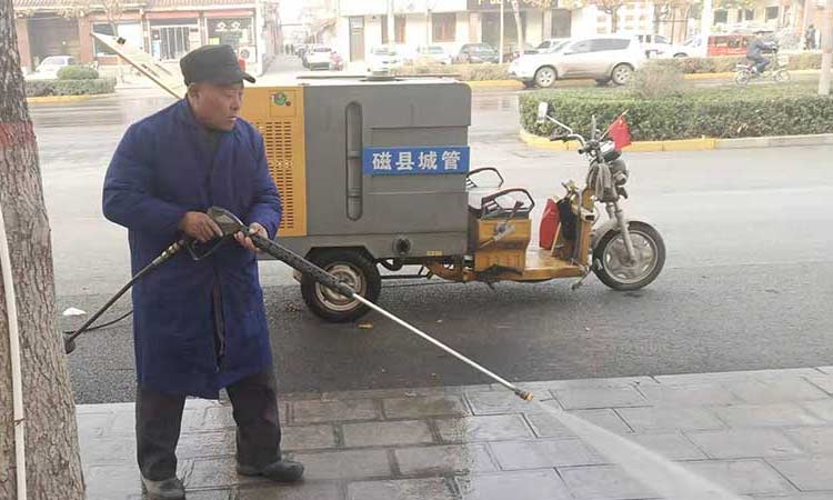 環(huán)衛(wèi)公司訂購電動(dòng)高壓清洗車