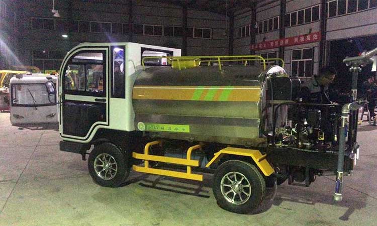 河北園林訂購四輪電動灑水車準備發貨