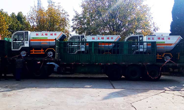 環衛物業公司訂購后裝式垃圾清運車裝車發貨