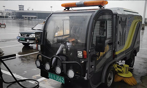 純電動(dòng)洗掃車運(yùn)達(dá)臺(tái)州某機(jī)場(chǎng)開(kāi)始工作