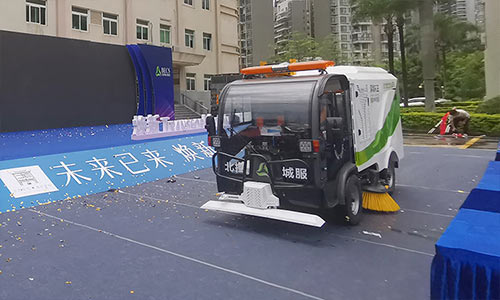 電動(dòng)洗掃車抵達(dá)深圳環(huán)衛(wèi)指定地點(diǎn)并作為頭車參加了項(xiàng)目開(kāi)啟儀式