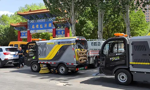電動(dòng)小型洗掃車已經(jīng)運(yùn)達(dá)內(nèi)蒙古某環(huán)衛(wèi)公司指定交車地點(diǎn)