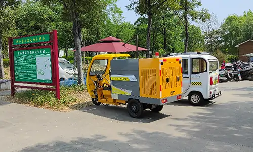 電動(dòng)三輪高壓清洗車服役某景區(qū)公園