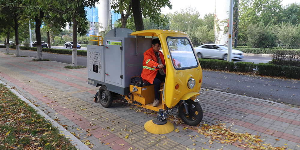 三輪樹(shù)葉收集車