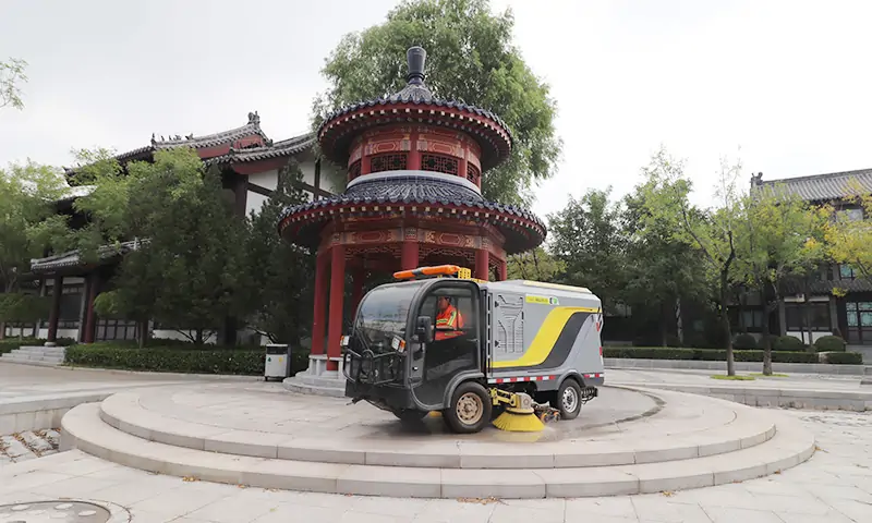 背街小巷、廣場(chǎng)公園狹窄的人行道道路也能洗掃？沒(méi)錯(cuò)，這款車(chē)就可以做得到！