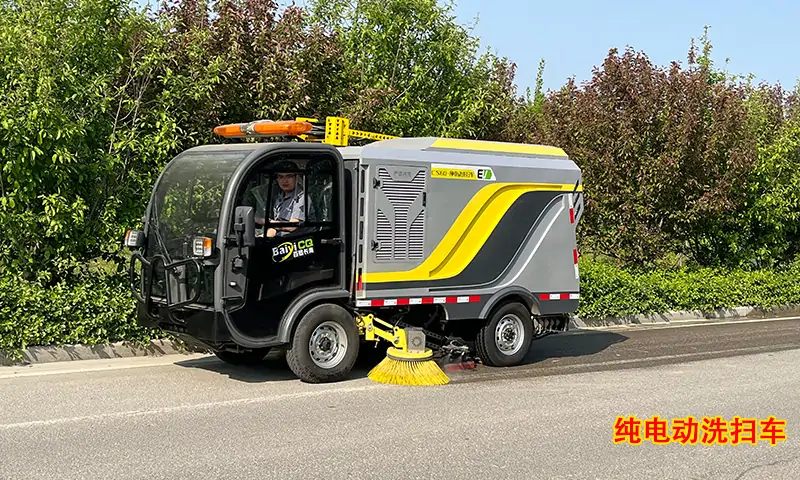 小型純電動(dòng)洗掃車(chē)，節(jié)假日期間路面高效洗掃專(zhuān)用車(chē)型，操作簡(jiǎn)單，效果杰出！