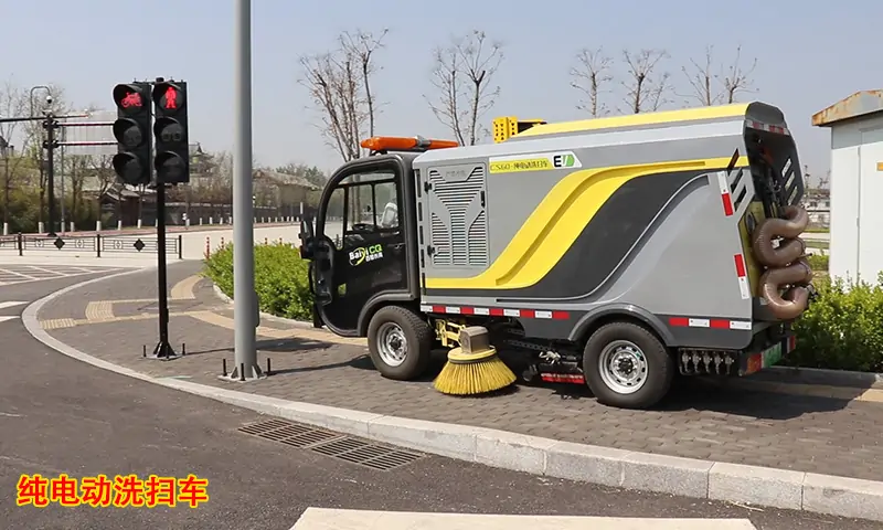 汽油版本洗掃車(chē)真的可以繼續(xù)再用嗎？純電動(dòng)洗掃車(chē)又有哪些優(yōu)勢(shì)和特點(diǎn)？