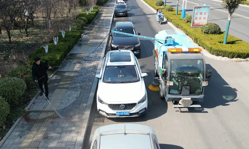 純電動(dòng)洗掃車(chē)輔道路邊車(chē)下衛(wèi)生治理有奇招！旋轉(zhuǎn)型機(jī)械臂大顯身手，一沖就干凈！