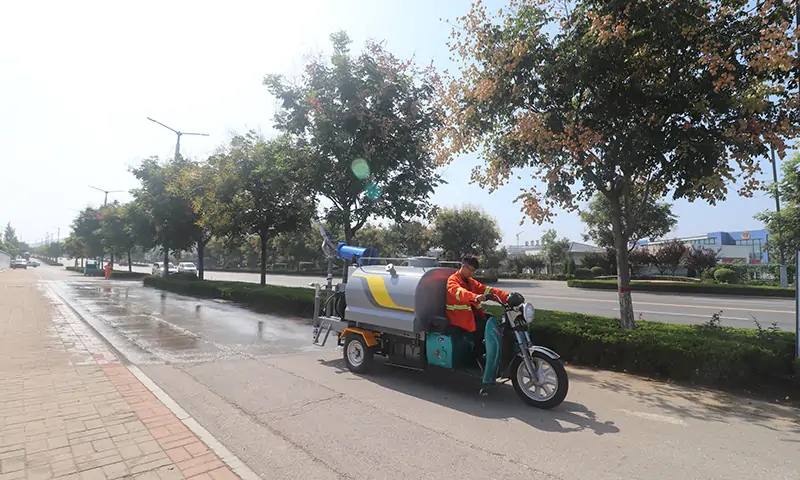 小型三輪灑水車道路灑水好幫手，多種灑水模式可選，滿足多種環(huán)衛(wèi)作業(yè)需求。