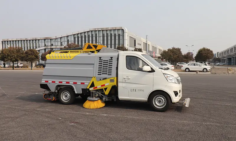 新品上市！新能源純電動洗掃車亮相！長安底盤可上牌，可旋轉(zhuǎn)機械臂帶高壓沖洗顯奇效！