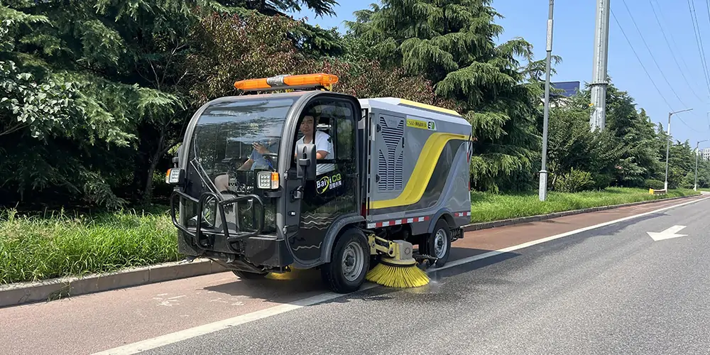 道路洗掃車_路面污漬清潔“專家”_電動洗掃車_環衛洗掃車_小型洗掃車