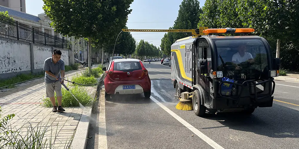 道路洗掃車_路面污漬清潔“專家”_電動洗掃車_環衛洗掃車_小型洗掃車