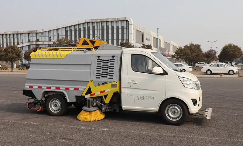 可上牌純電動洗掃車！自動檔位，動力強勁，專注背街小巷路面衛(wèi)生治理！