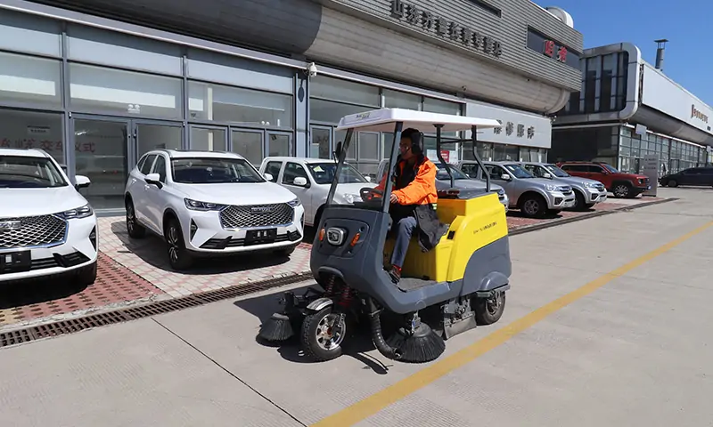 小型三輪駕駛式掃地車(chē)：高效清潔與環(huán)保共贏，純電動(dòng)，更環(huán)保！
