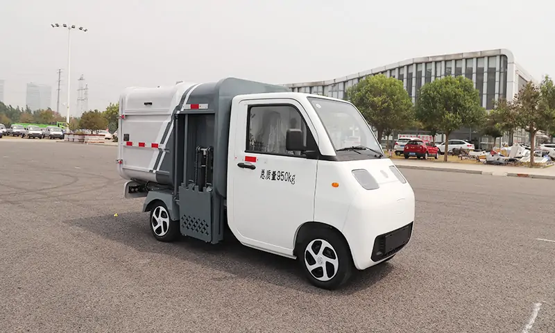 新能源四輪側(cè)裝垃圾清運車：垃圾轉(zhuǎn)運創(chuàng)新專業(yè)設備，有公告，可上牌