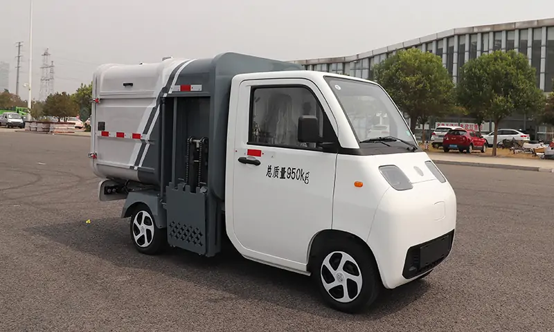 新款側(cè)裝式垃圾清運(yùn)車(chē)：物業(yè)景區(qū)道路垃圾桶垃圾轉(zhuǎn)運(yùn)的專(zhuān)業(yè)設(shè)備