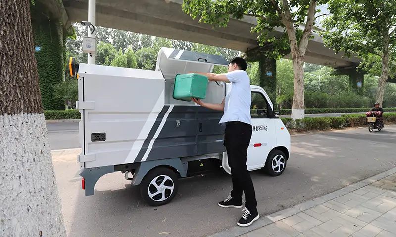 新能源垃圾清運(yùn)車(chē)：物業(yè)景區(qū)道路垃圾桶垃圾轉(zhuǎn)運(yùn)的專(zhuān)業(yè)設(shè)備
