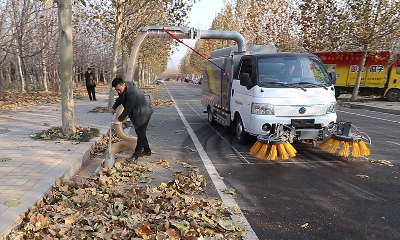 輕型新能源樹葉收集車：高效環(huán)保，城市清潔新選擇